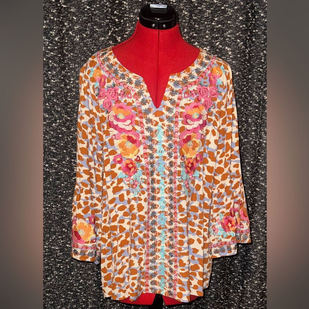 Savannah Jane embroidered top NWT